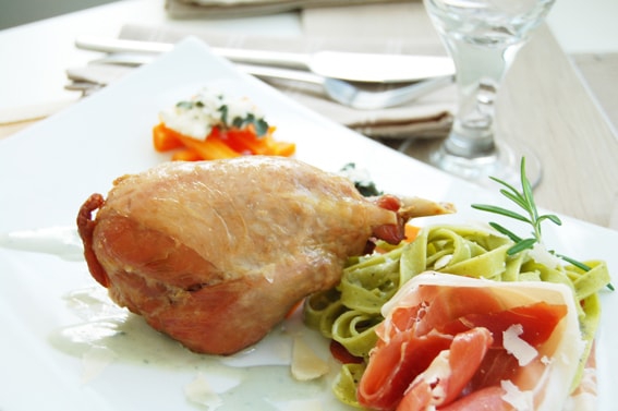 Confit turkey thighs with Roquefort sauce, tagliatelle with basil and Italian ham - 