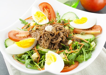 Salad with crudités and shredded confit duck - 