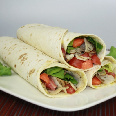 Chicken, smoked beef and crudité wraps - 