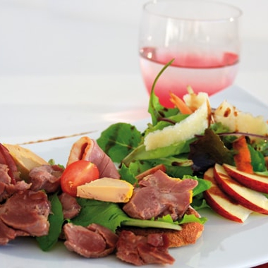 Perigord-style open sandwiches with confit chicken gizzards and duck breast - 